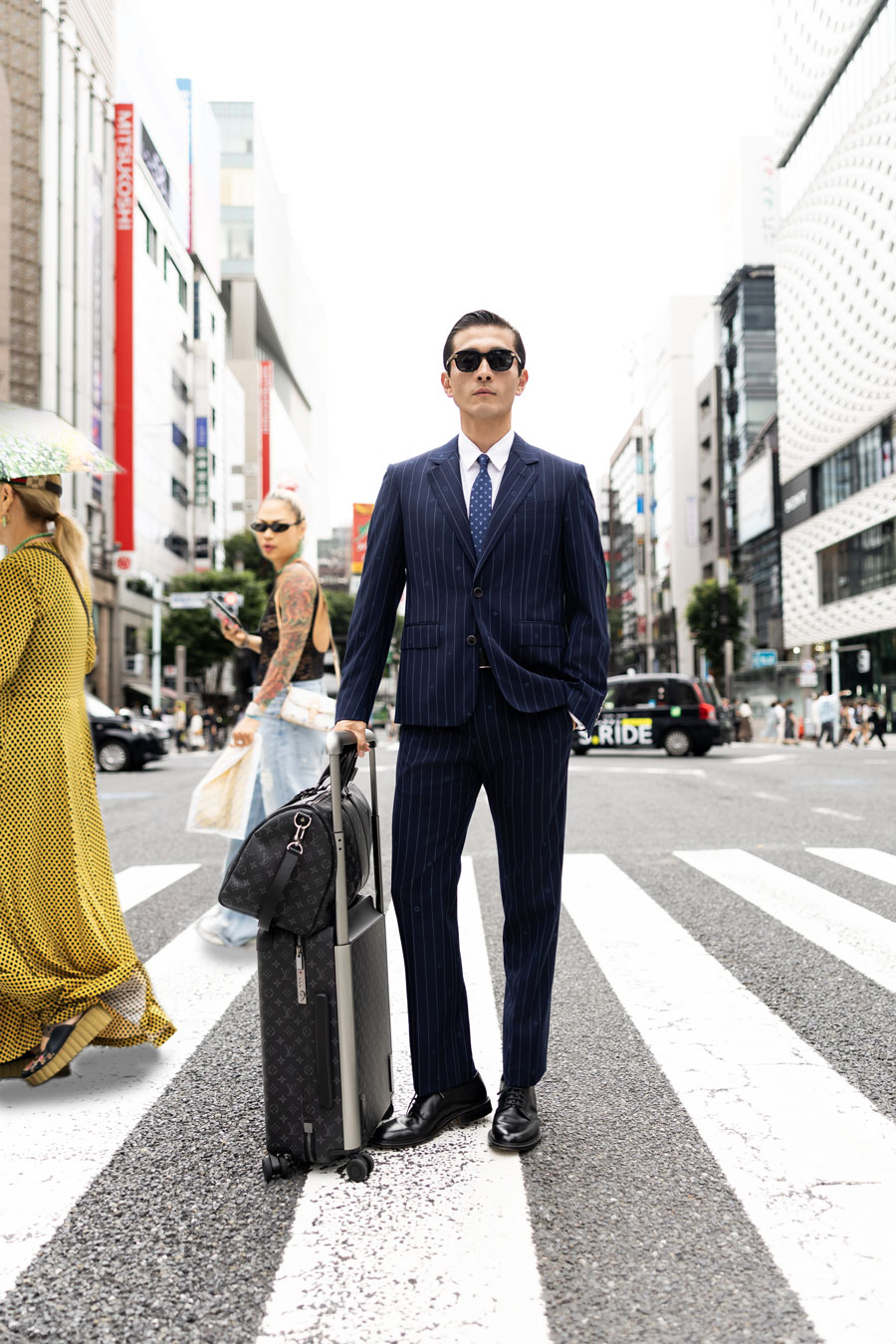 FENDI ブラウン サングラス ケース付き FENDI ブラウン サングラス ケース付き スーツの異邦人─連載