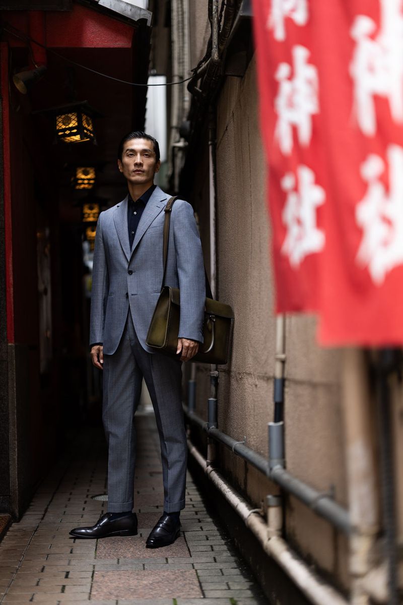 ジャケット536800円、パンツ159500円、シャツ107800円、靴353100円、バッグ825000円〈すべてベルルッティ／ベルルッティ・インフォメーション・デスク Tel:0120-961-859〉