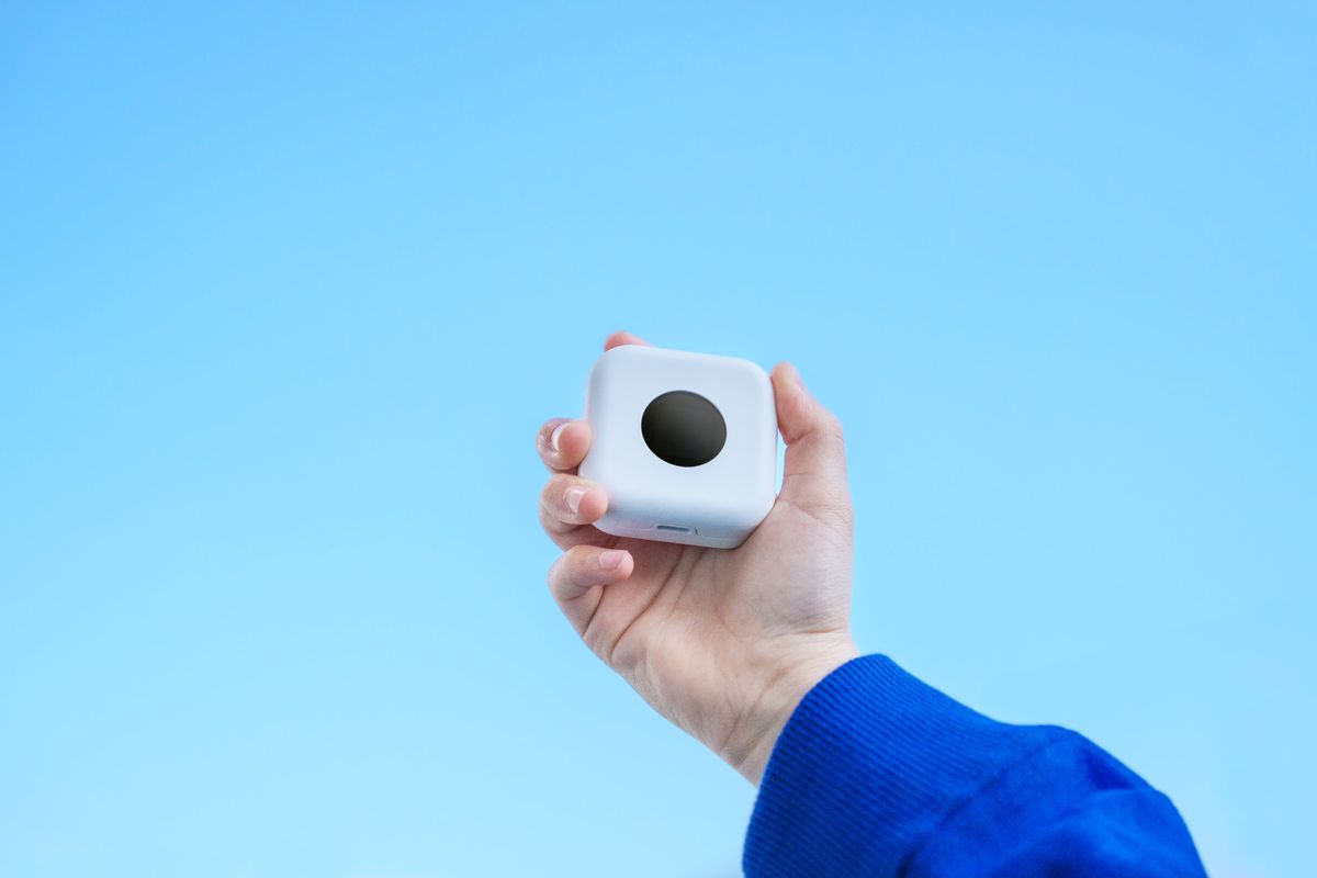 最新モデルのBoT。時計やバッテリー残量が表示される「あんしんディスプレイ」を業界初搭載。子どもが時間に沿って行動したり、自ら充電を行ったりと、主体的に行動しやすい環境を整えることで、自立を促す。