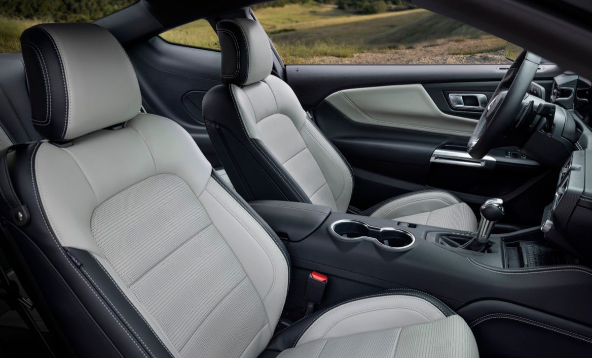 10速オートマチック・トランスミッション仕様のインテリア（Ford）