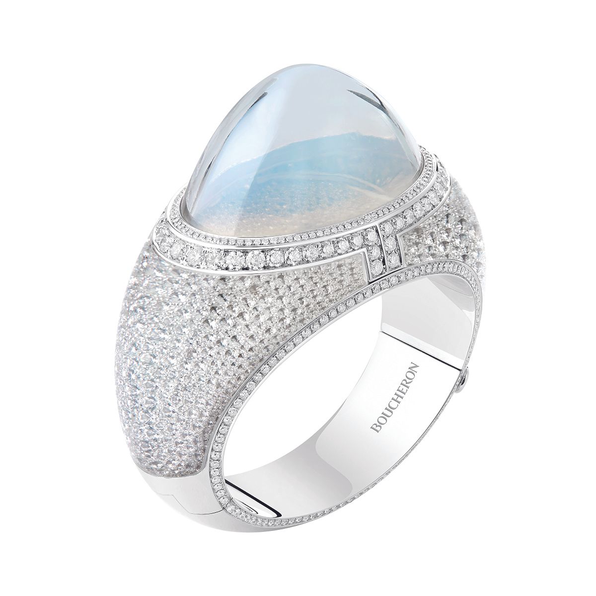 エアロゲルをロッククリスタルのカプセルに封入した、〈グット ドゥ シェル〉コレクションのブレスレット。99.8％が空気であり、残りの0.2％はシリカ（二酸化ケイ素）によって構成されるエアロゲルは、まるで空のように青みがかった乳白色の半透明な物質で、どこか神秘的な存在感を放つ。ダイヤモンドとのコンビネーションも美しい。非売品