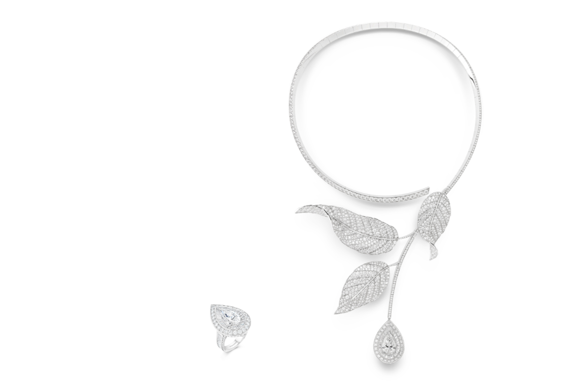 2025年の最新ハイジュエリーコレクション〈UNTAMED NATURE（手つかずの自然）〉より、バラの木をモチーフにしたクェスチョンマーク形の〈ロジエ〉ネックレス。先端の6.01カラットのペアシェイプダイヤモンドは、取り外してリングとしても装着ができる。