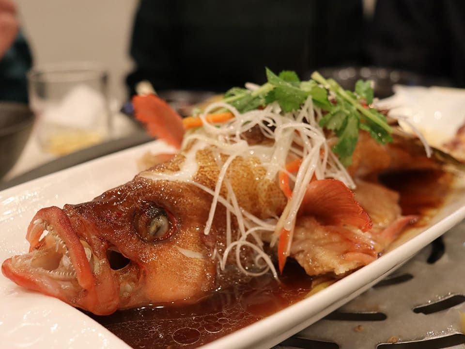 日本の煮魚に比べ、コクのある味わいの蒸し魚の葱油かけ（「ムーさんの蒸鍋館」にて）