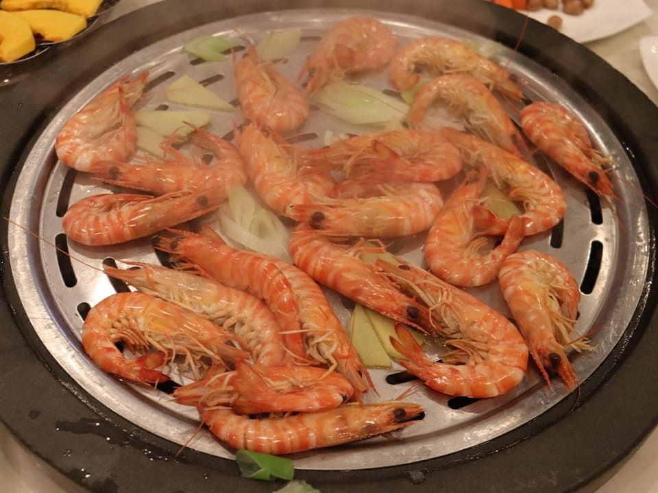 蒸気でエビなどを蒸し上げる「蒸気海鮮」は大連の人気料理（「ムーさんの蒸鍋館」にて）