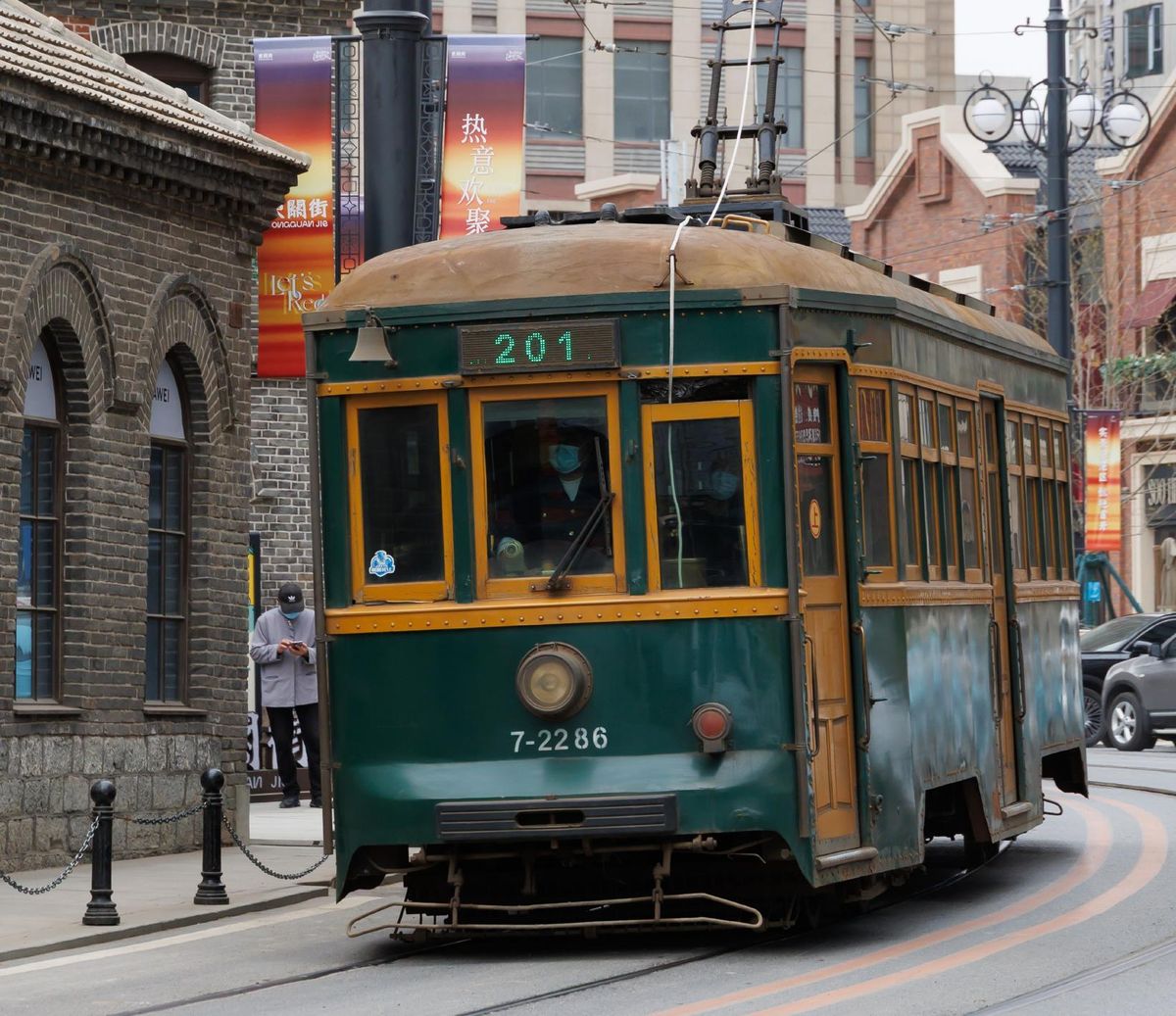 2025年現在の大連の路面電車。車両のデザインが戦前の絵はがきと同じだ