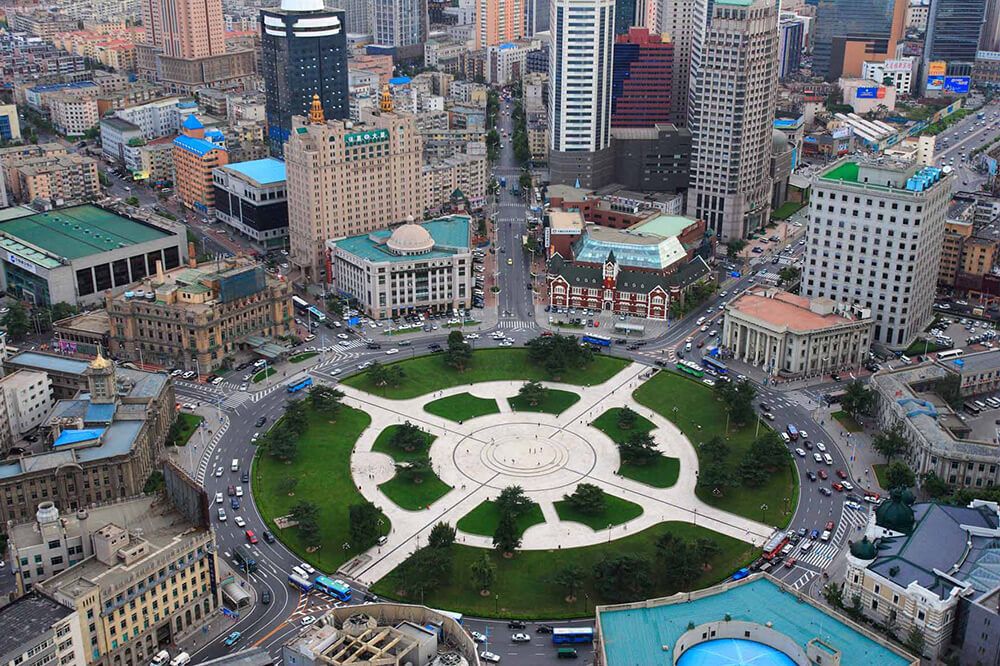 大連の中山広場は、直径213メートルの美しい円形広場で、建設当時はロシア皇帝の名前にちなんで「ニコライエフスカヤ広場」と呼ばれた