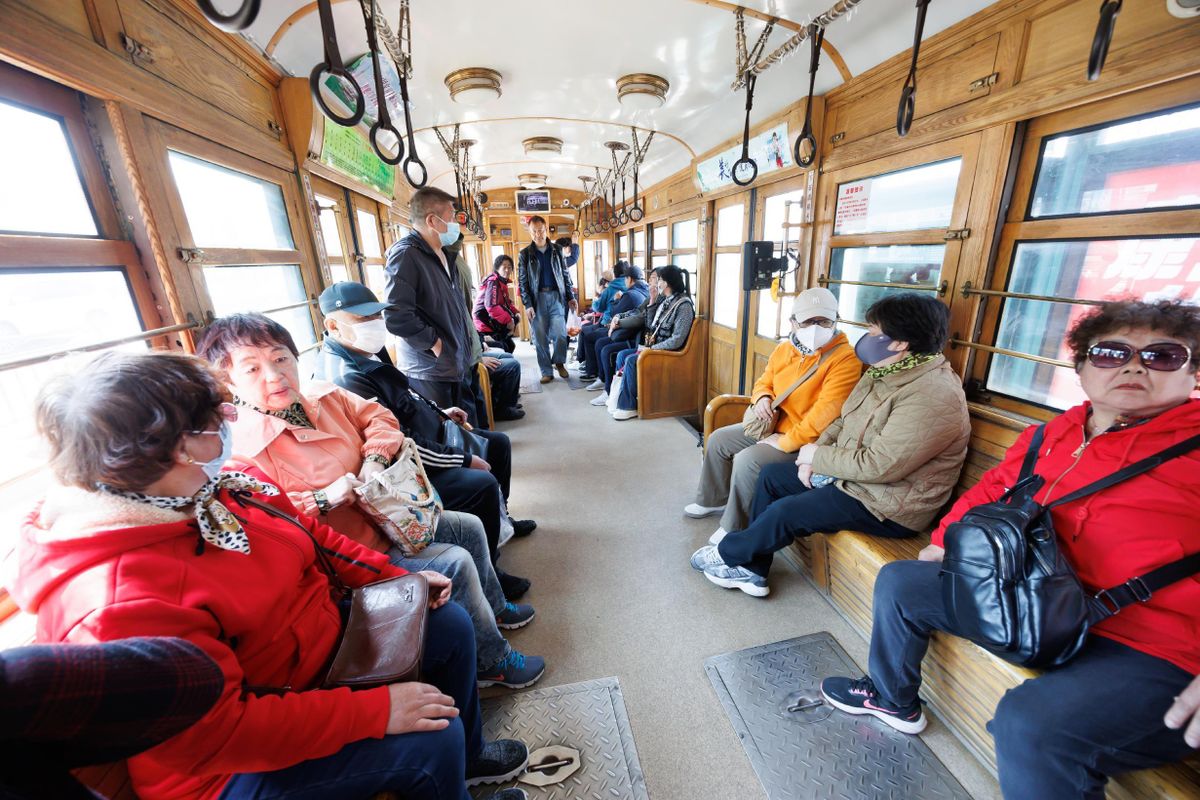 路面電車の車内はかつてと同じ木製造りの内装となっている