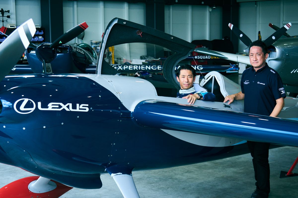 左：エアレース・パイロットの室屋義秀と右：Lexus International Co. レクサス統括部  主幹 兼 LEXUS PATHFINDER AIR RACING テクニカルコーディネーター の中江雄亮