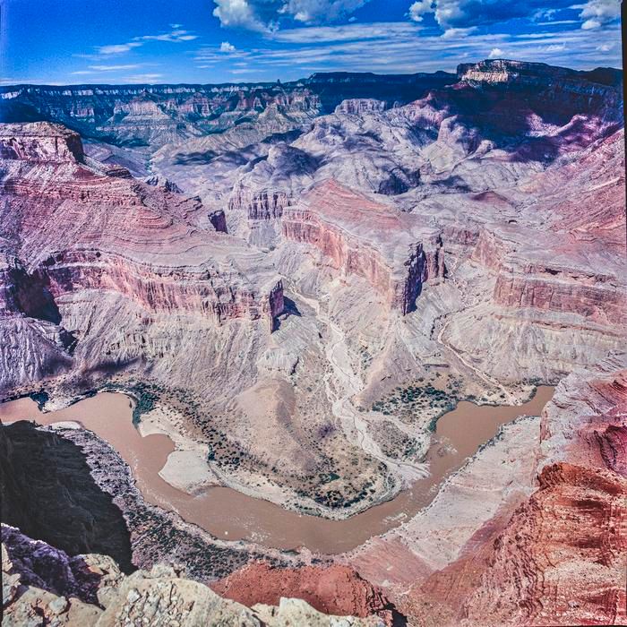 グランドキャニオンのサウスリムから眺めたナンコウィープ渓谷。コロラド川の対岸（中央下）には大規模な断崖崩落で形成された天然ダムの残骸が見える（Richard Hereford）