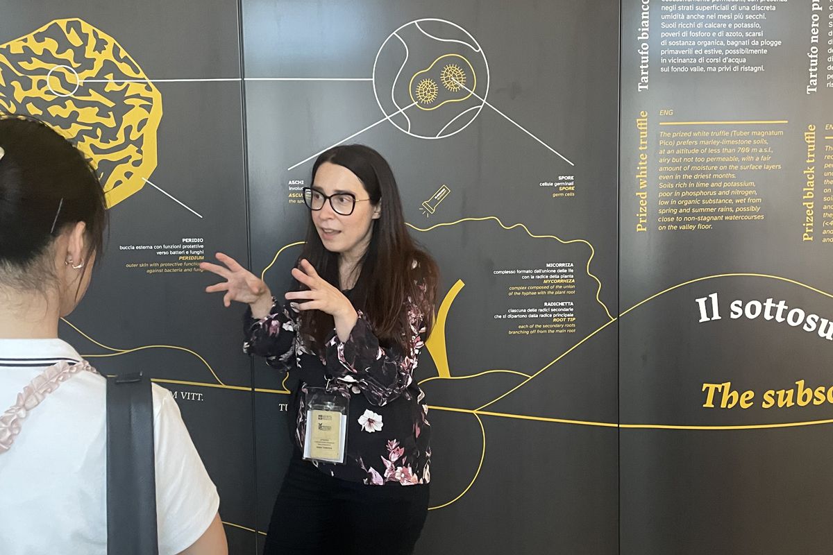 白トリュフ博物館での解説に熱が入る