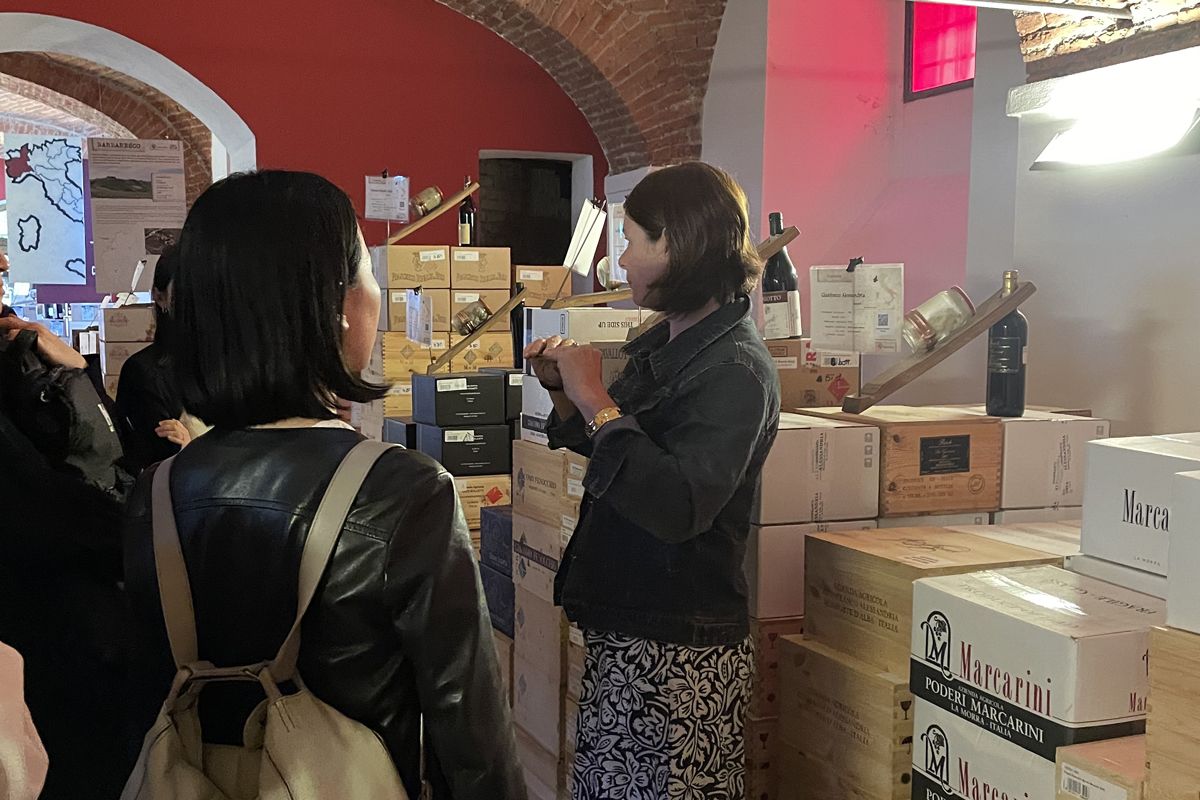 食科学大学内のワイン銀行の説明を聞く