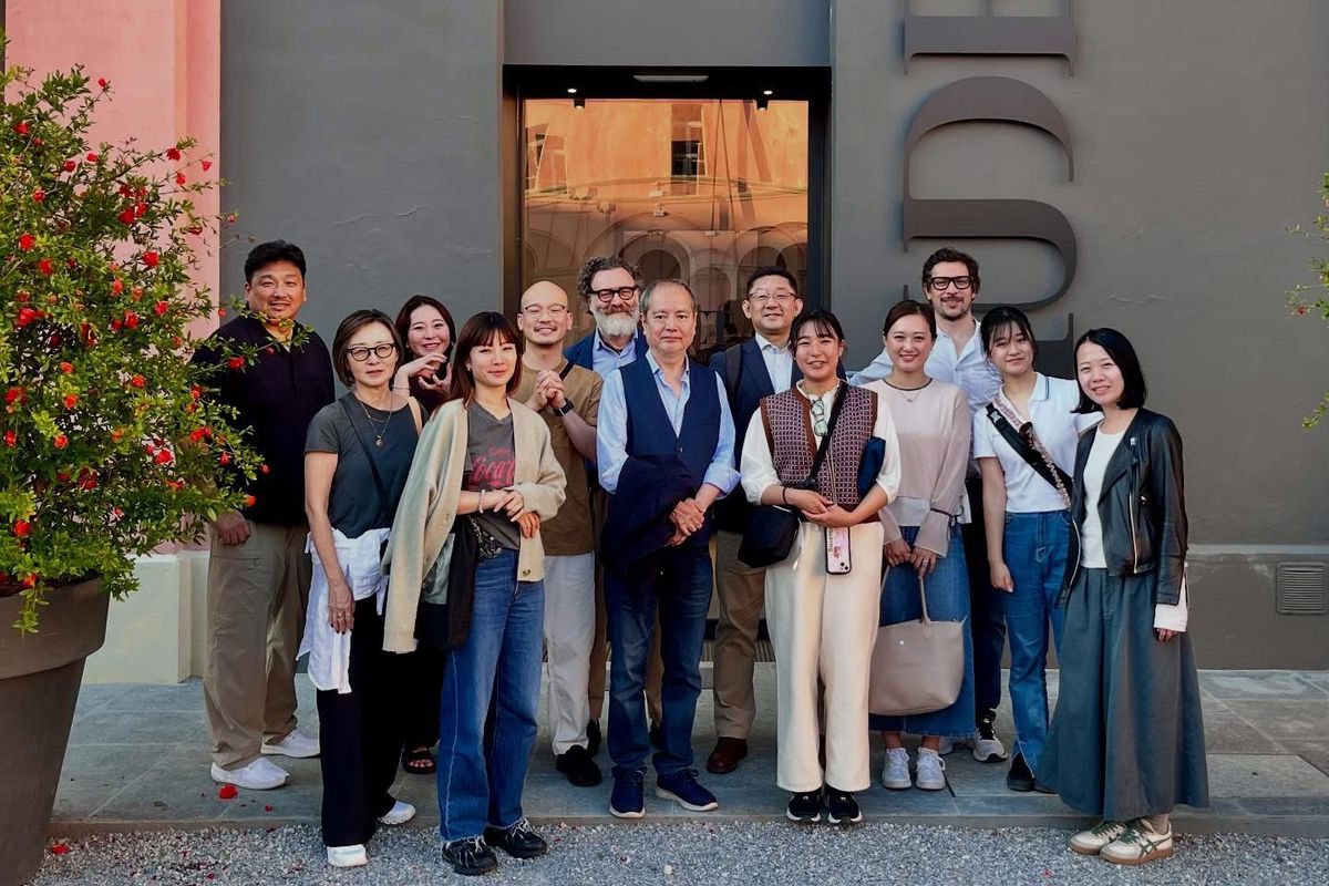 白トリュフ博物館前で研修参加者とイベルティ(右側奥の男性）