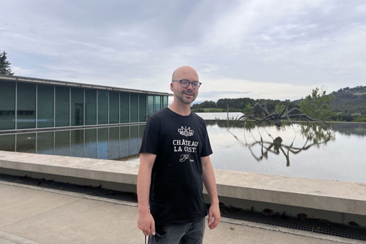 ダニエル・ケネディ。背景は安藤忠雄が手がけたミュージアムとルイーズ・ブルジョワの最晩年の作品。