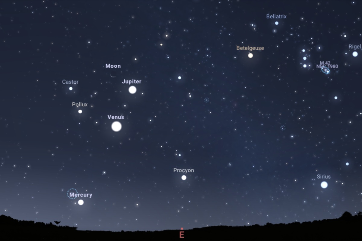 細い月と惑星たちの共演が夜明けを飾り、「ブラックムーン」が到来する