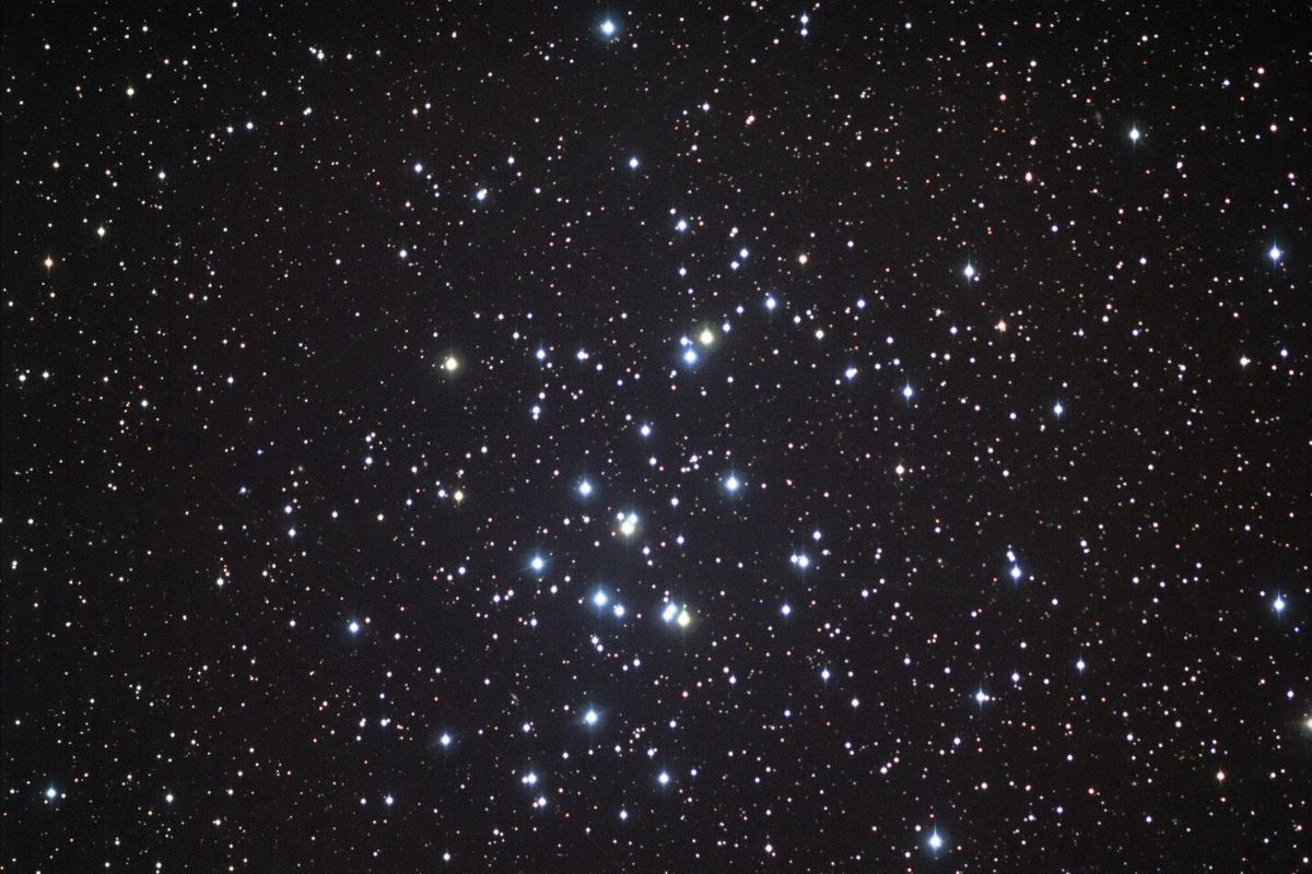 細い月と惑星たちの共演が夜明けを飾り、「ブラックムーン」が到来する