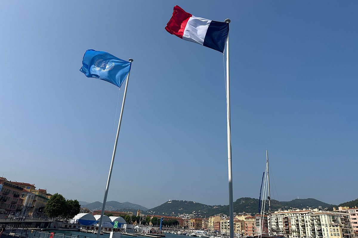 ニースの港に仮設された会場にはためく国連とフランスの旗