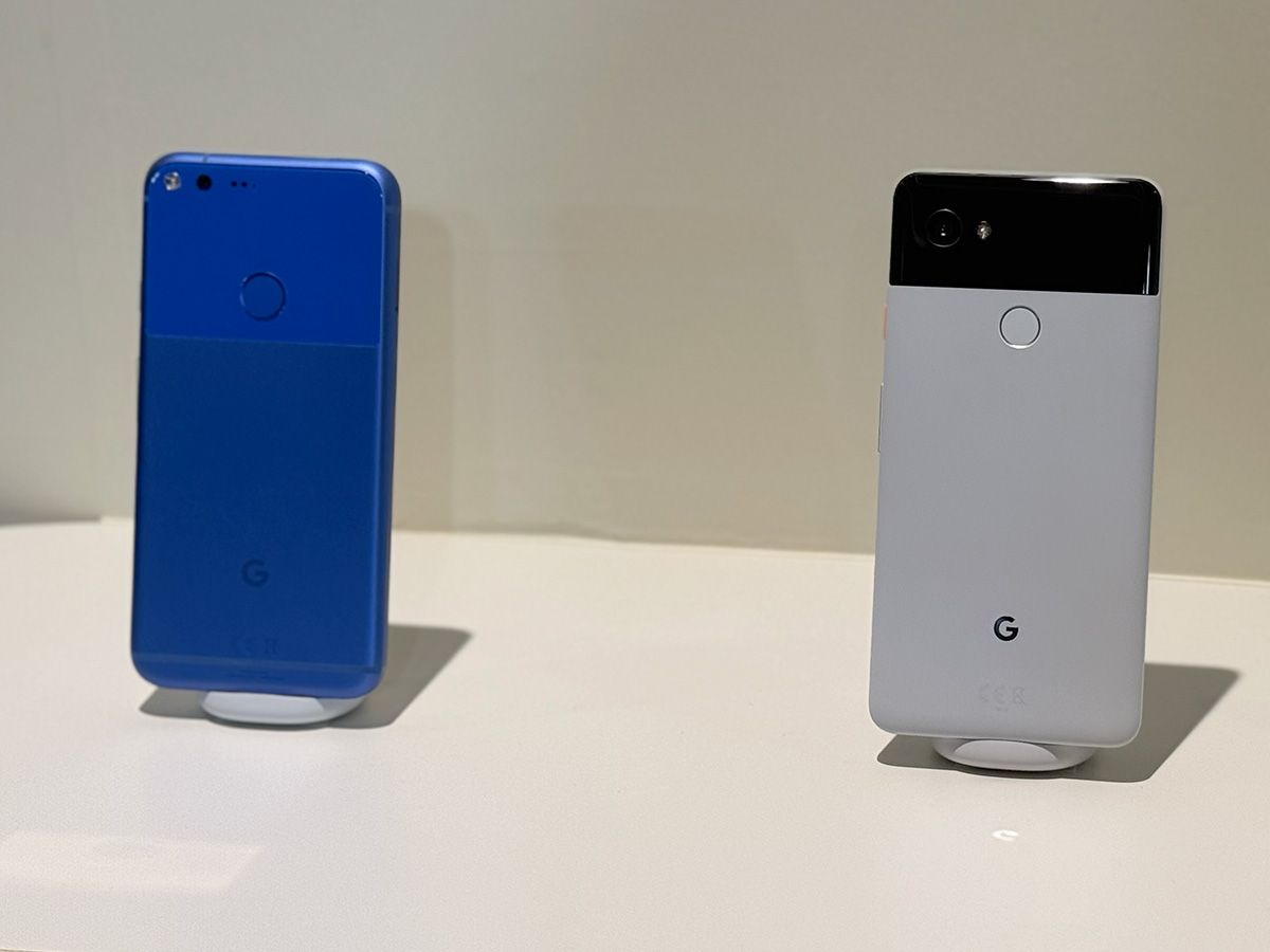 左が日本未発売の初代Google Pixel。5.0インチのモデルと、5.5インチのPixel XLが発売された