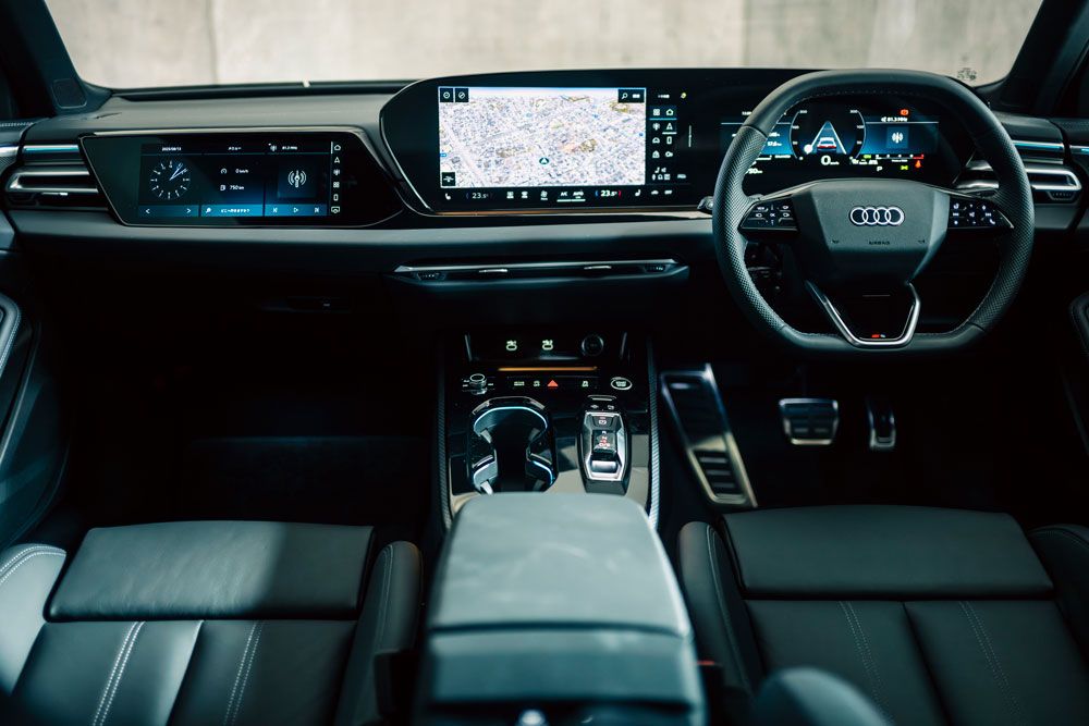 Audi A5 TFSI quattro。2.0L TFSIエンジン+48Vマイルドハイブリッド、quattro四輪駆動、7速Sトロニック搭載。最高出力265ps/最大トルク370Nm、0-100km/h加速5.8秒の性能を誇る。バーチャルコックピット、MMIナビゲーションシステム、アウディプレセンスなど先進装備を標準搭載。長距離ドライブでも快適性と安全性を確保する。