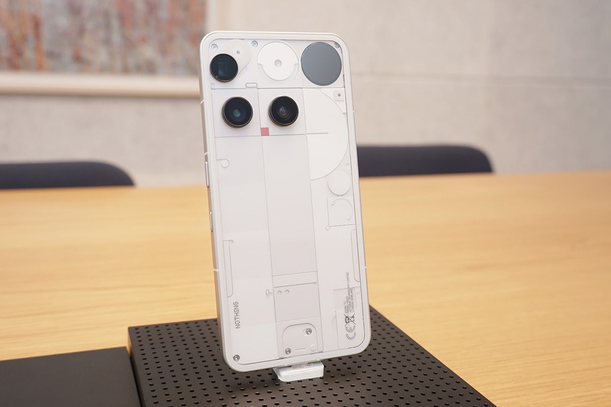 フラグシップスマートフォンの「Phone(3)」。AndroidベースのNothing OSを搭載する