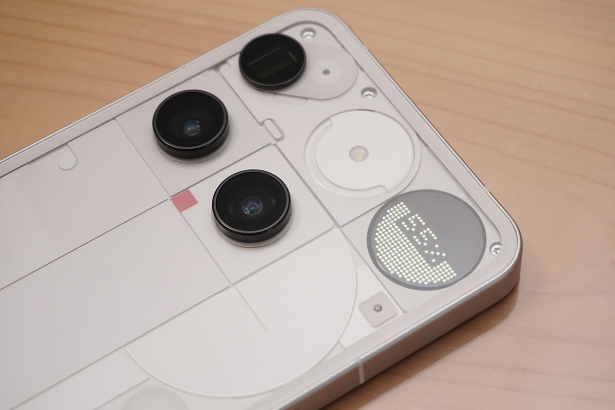 小さな円形の液晶サブディスプレイにアイコンや文字を表示できる、表現力豊かな「Glyphマトリックス」を搭載