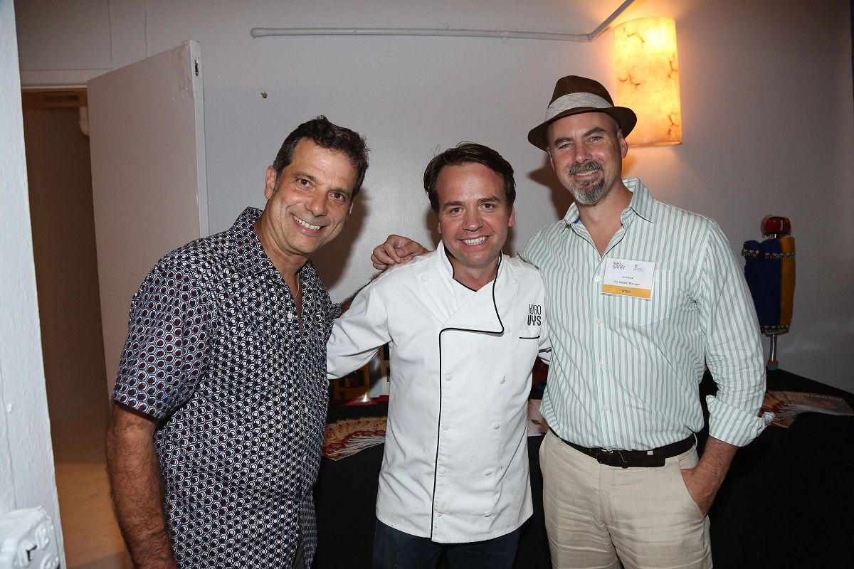 コランジェロ＆パートナーズ社長、ジーノ・コランジェロ（左端）。ニューヨークのイベントに参加したシェフらと（Getty Images）