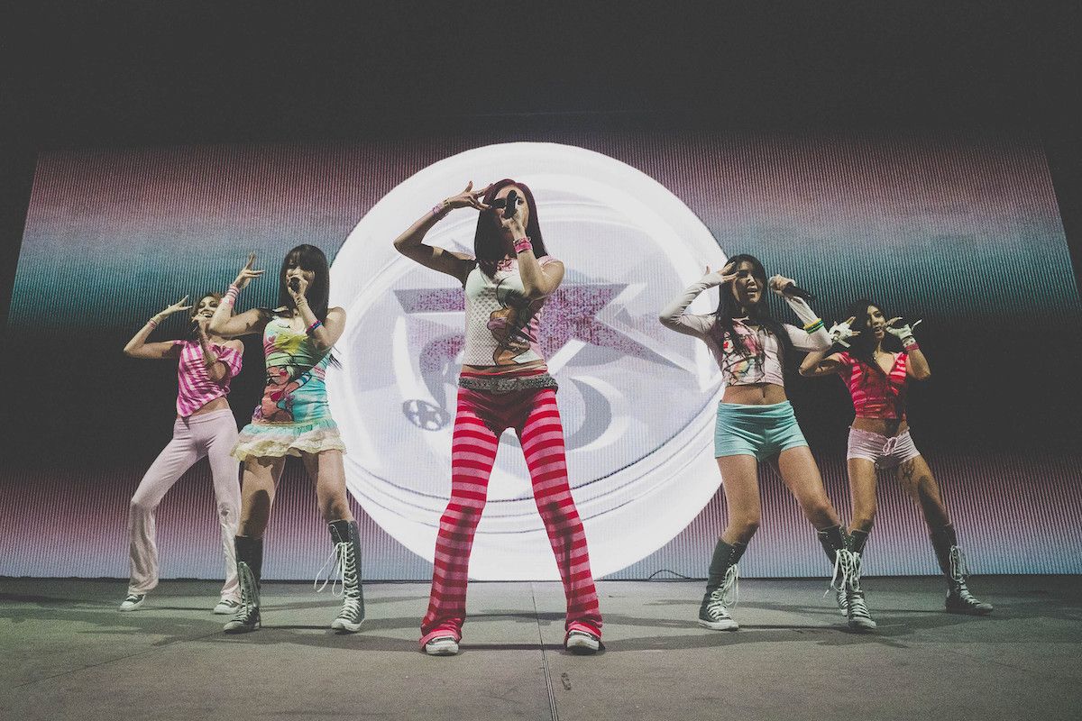 2025年6月、NYで開催されたLGBTQ×エレクトロポップの大型フェス「LadyLand Festival」に出演。過去、北米最大のアニメコンベンション「Anime Expo」への出演経験も。