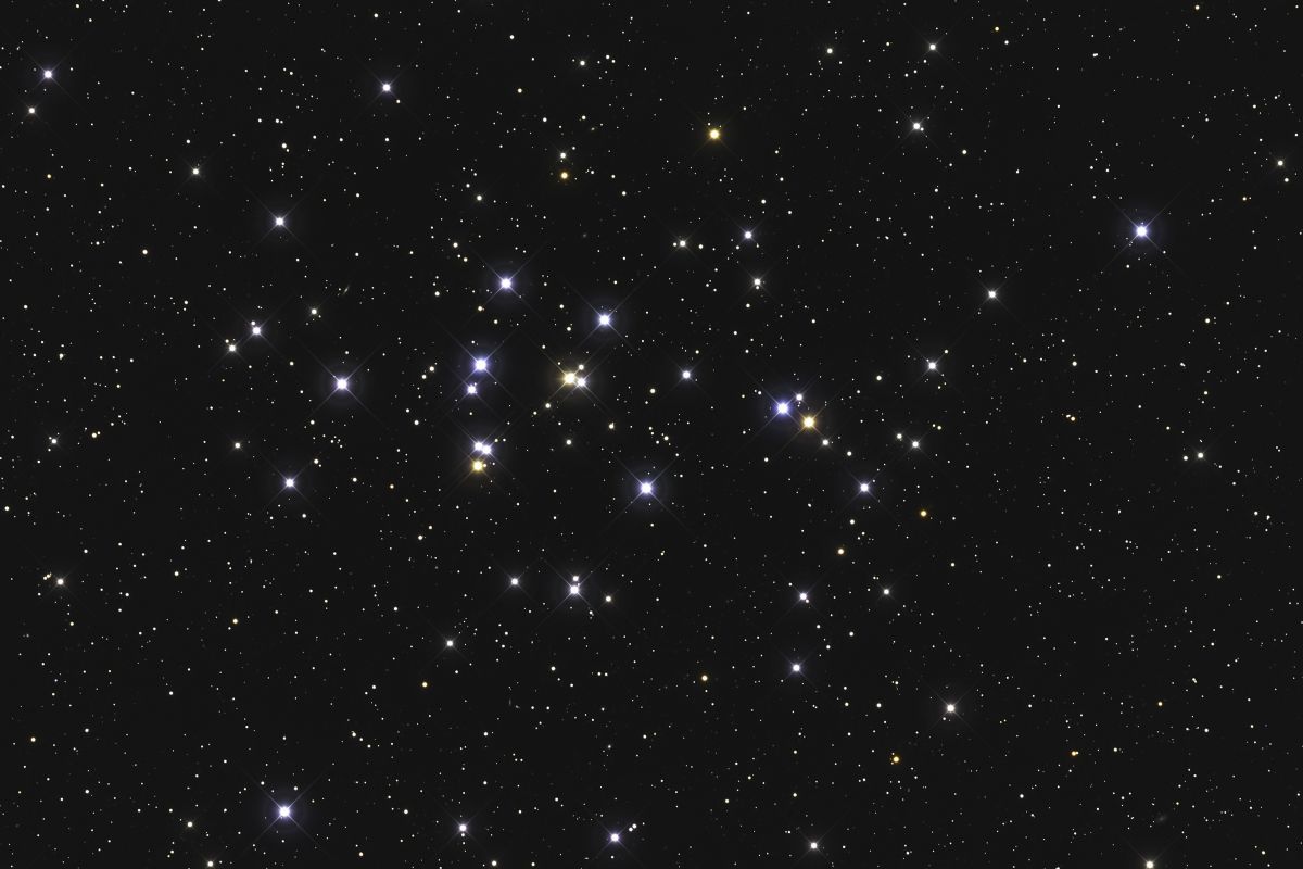 かに座のプレセペ星団（M44）。CCDカメラと望遠鏡を使って撮影（Shutterstock.com）