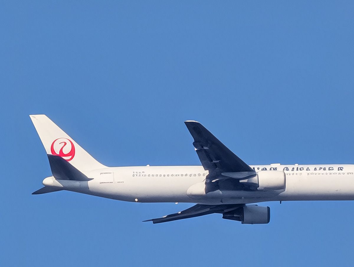 はるか遠くを飛ぶ飛行機をPixel 10 Pro XLの100倍デジタルズームで撮影。撮影後にフォトアプリで「超解像ズームPro」をかける。AIによる画像処理によって飛行機の窓枠はつぶれてしまうが、全体にはクッキリとした写真が撮れた