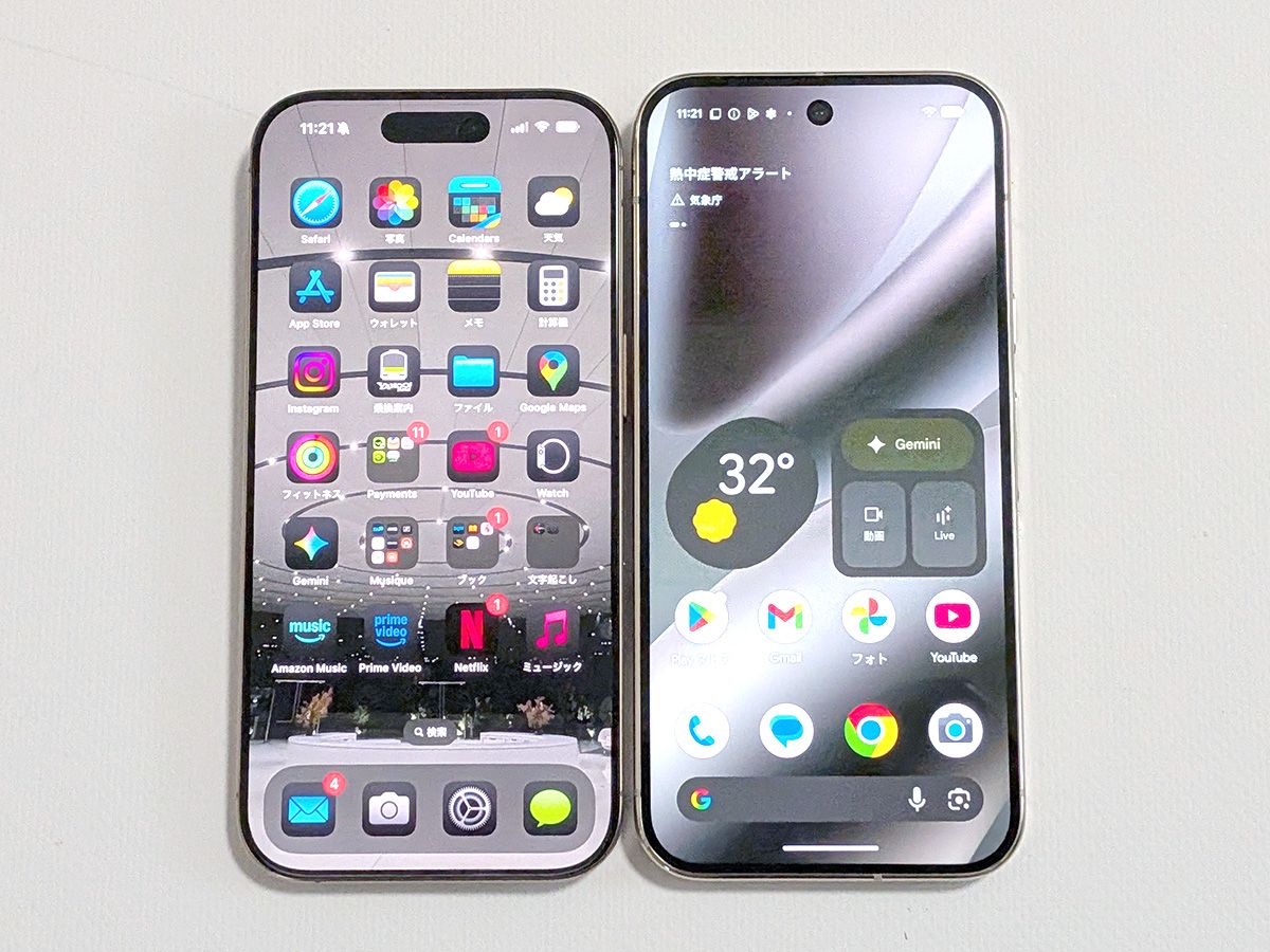 6.3インチのPixel 10 Pro（左）と同じ6.3インチのiPhone 16 Pro（右）を並べて比較。Pixelの方が横幅がスリムで縦に長いデザインだ