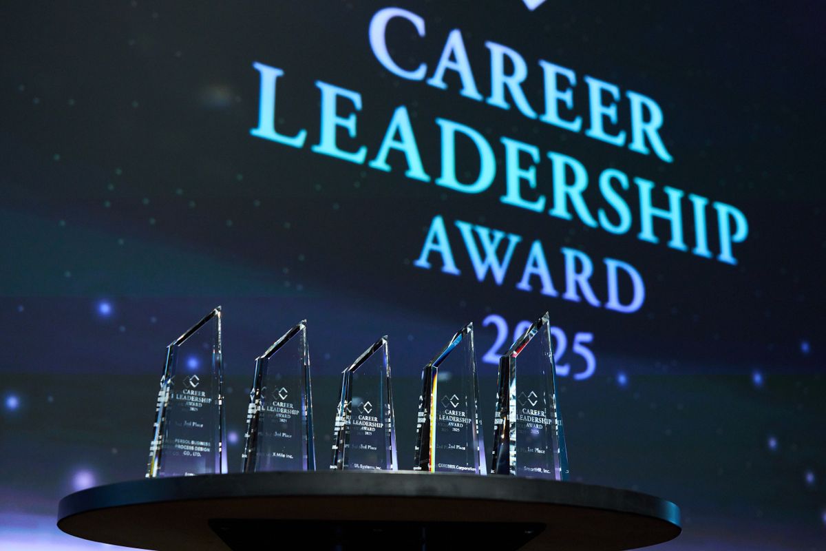 受賞企業3社には記念の盾が贈呈された。