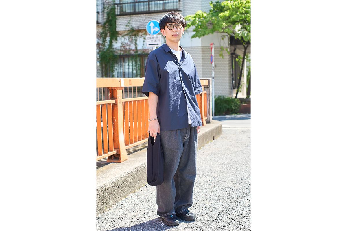 シャツ＝エイトン　Tシャツ＝ヘインズ　デニム＝グラフペーパー　シューズ＝サロモン　眼鏡＝ギュパール　バッグ＝シーエフシーエル　腕時計＝ヴァーグウォッチカンパニー　ブレスレット、リング＝ともにヴィンテージ