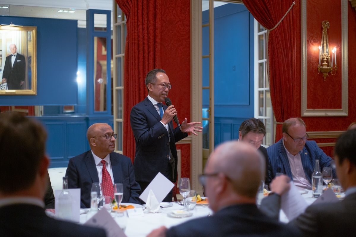 マスタークラス後のランチでは「然土」のフードペアリングを体験。その食中酒としての魅力が伝えられた。  *カムバック・サーモンとは、戦後の高度成長期の自然破壊により途絶えたサケの回帰を復活させる活動。宝酒造は1979年に支援を発表し、宝焼酎「純」の協賛記念ボトルの売り上げを寄付するなど、その活動に貢献した。