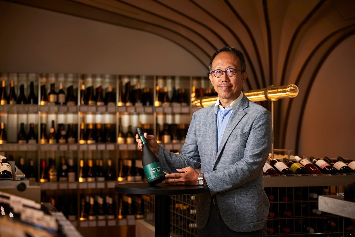 自身が代表を務めるリカーショップ「intertWine K×M」（東京・麻布台ヒルズ）にて大橋健一氏。