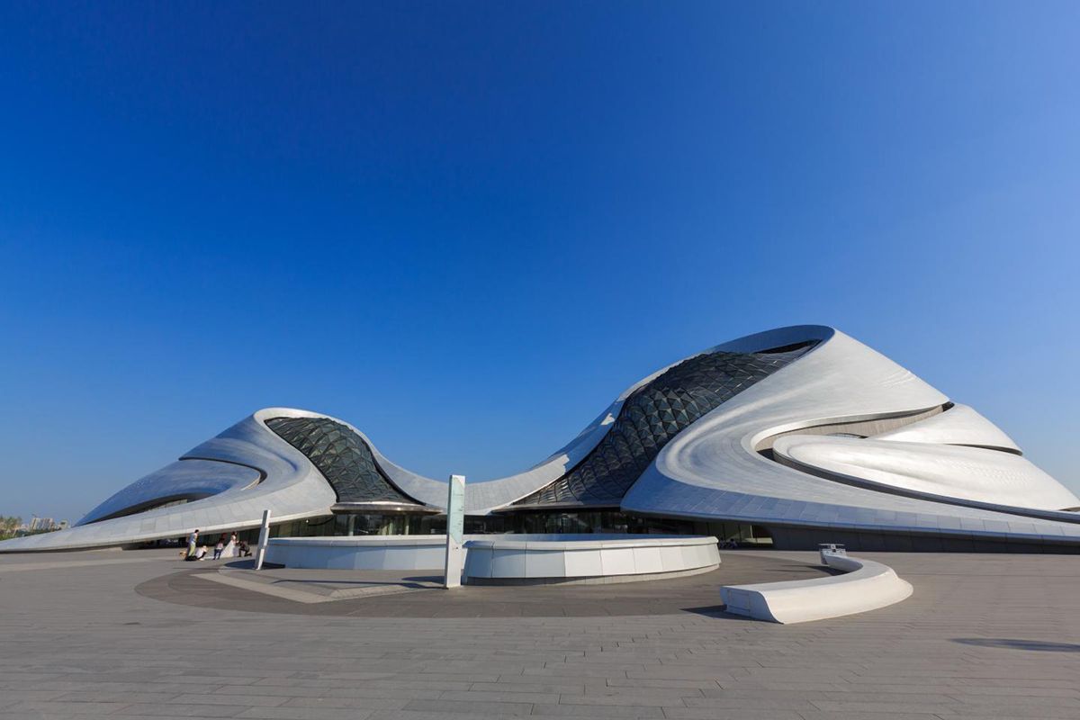 2015年12月に完成したハルビンオペラハウス。雪原が風によって削られたかのように波打つ外観のデザインは、北京の有名な建築事務所「MADアーキテクツ」が設計