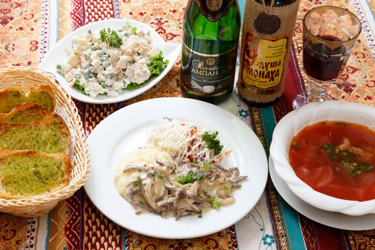 ハルビン市内のロシアレストランで供された本格的なボルシチやオリヴィエサラダ、ビーフストロガノフなどのロシア料理