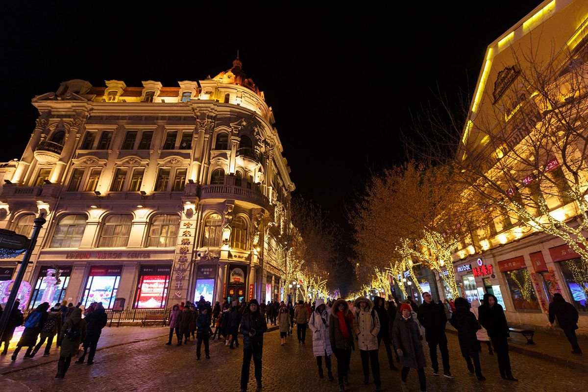 かつてロシア語でキタイスカヤ（中国街）と呼ばれていた「中央大街」はまさに野外の「建築博物館」だ