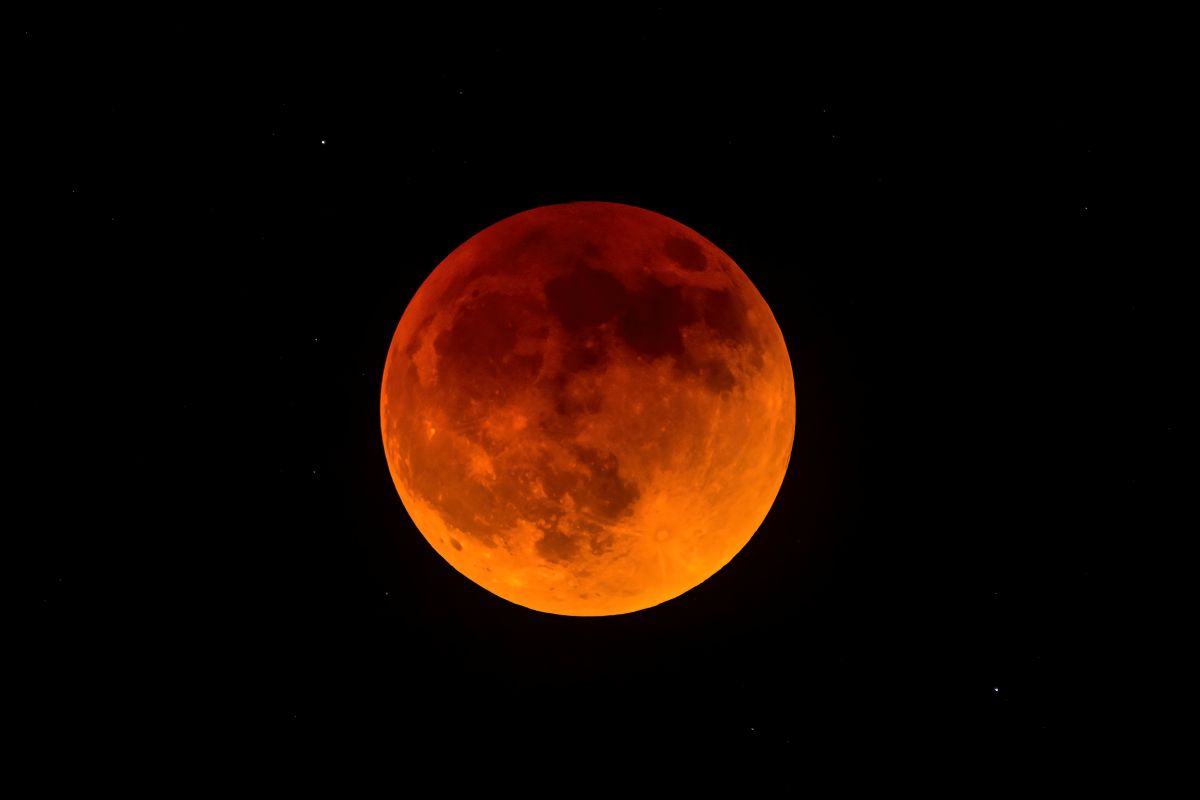 皆既月食コーンムーン人生の転換期もを乗り越える龍プレート 明け方に惑星がきらめき、皆既月食の「ブラッドムーン」が赤く輝く