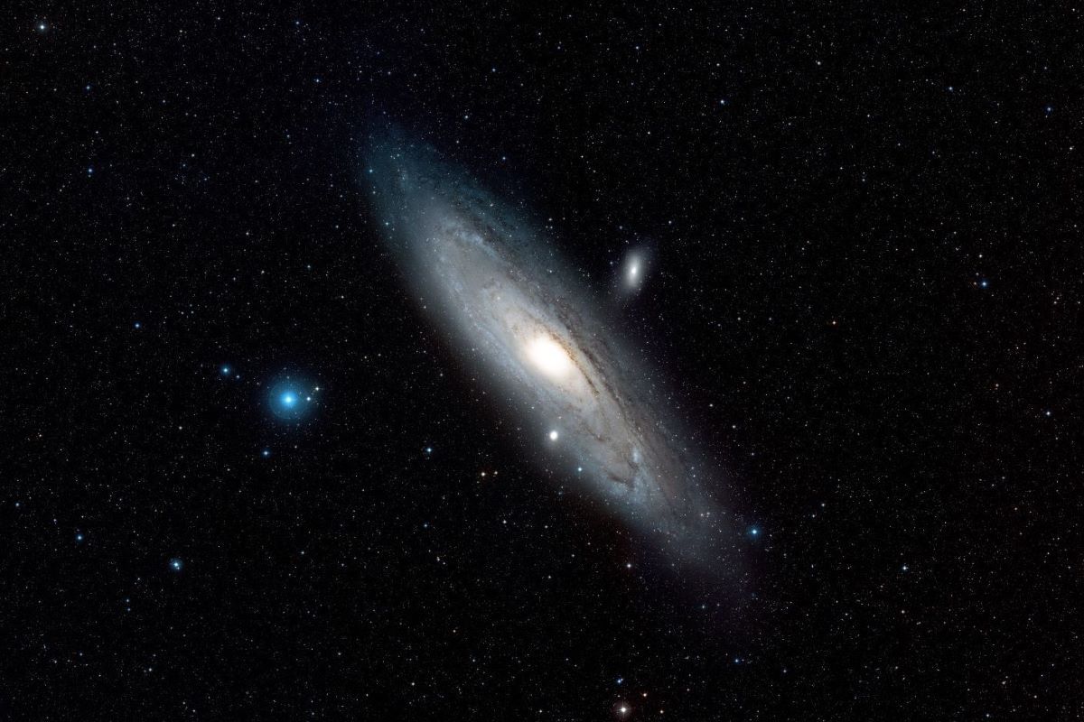 アンドロメダ銀河（M31）（ESA/Hubble & Digitized Sky Survey 2. Acknowledgment: Davide De Martin (ESA/Hubble)）