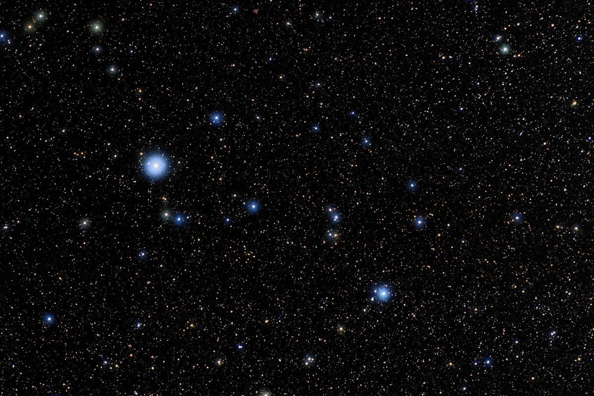 みなみのうお座（写真中央）と、ひときわ明るく輝くフォーマルハウト（E. Slawik/NOIRLab/NSF/AURA/M. Zamani）