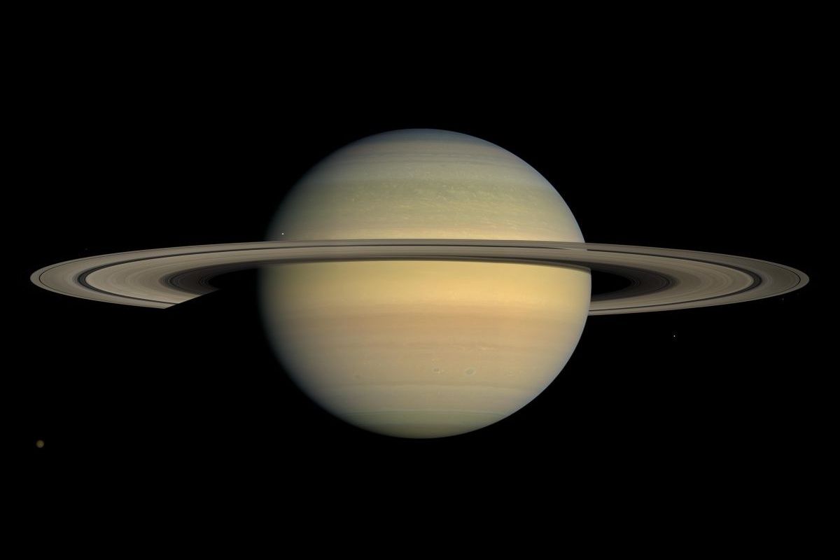 探査機カッシーニが2008年7月23日に撮影した土星（NASA/JPL/Space Science Institute）