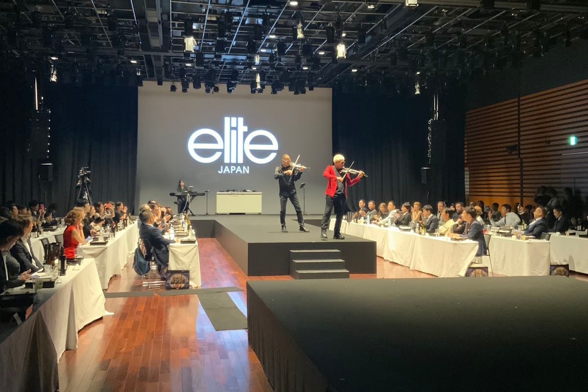 東京美容外科の麻生 泰院長（左）と、ヴァイオリニストSHOGO氏（右）とのコラボレーション