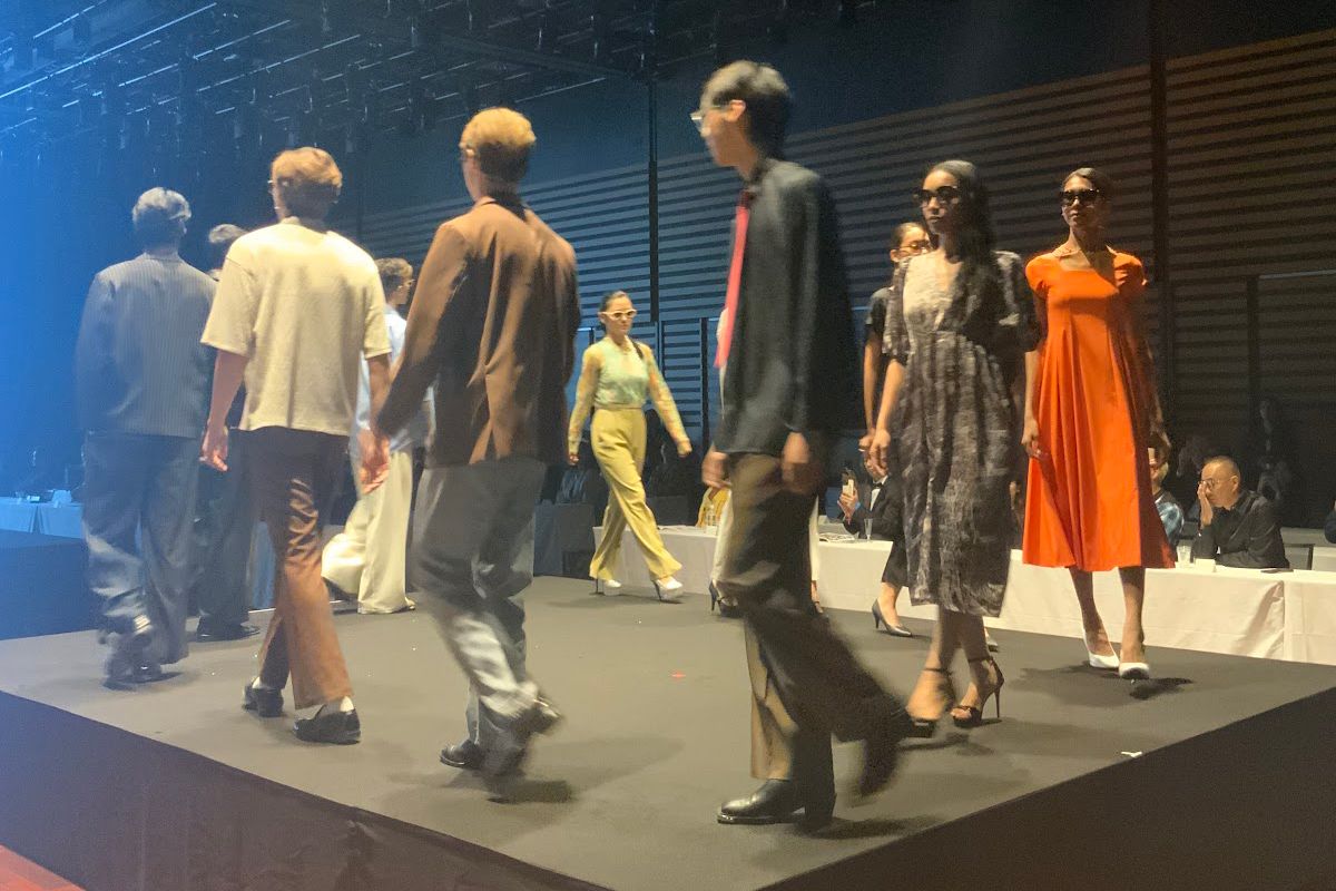 眼鏡と服のコーディネートを提案したPARIS MIKI