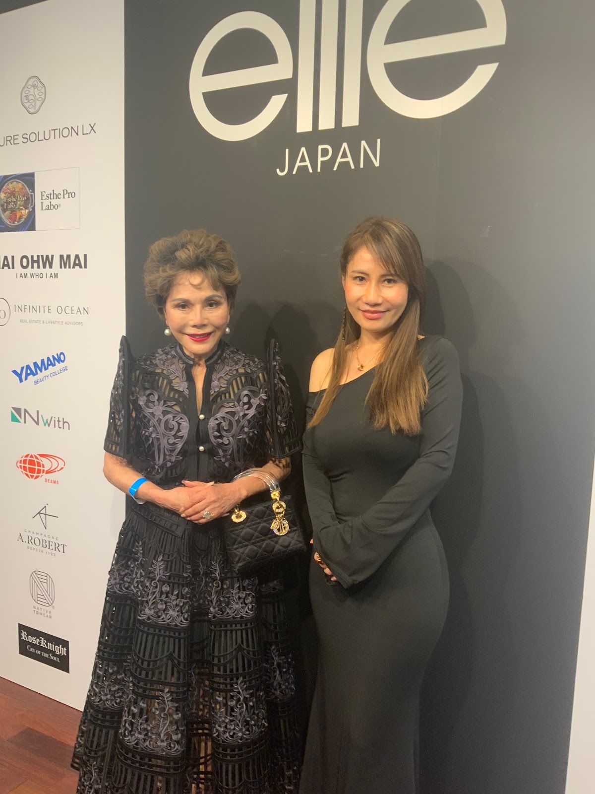 elite Japan黒田美耶代表（右）の冒頭の挨拶に感銘を受けたと語るデヴィ夫人（左）