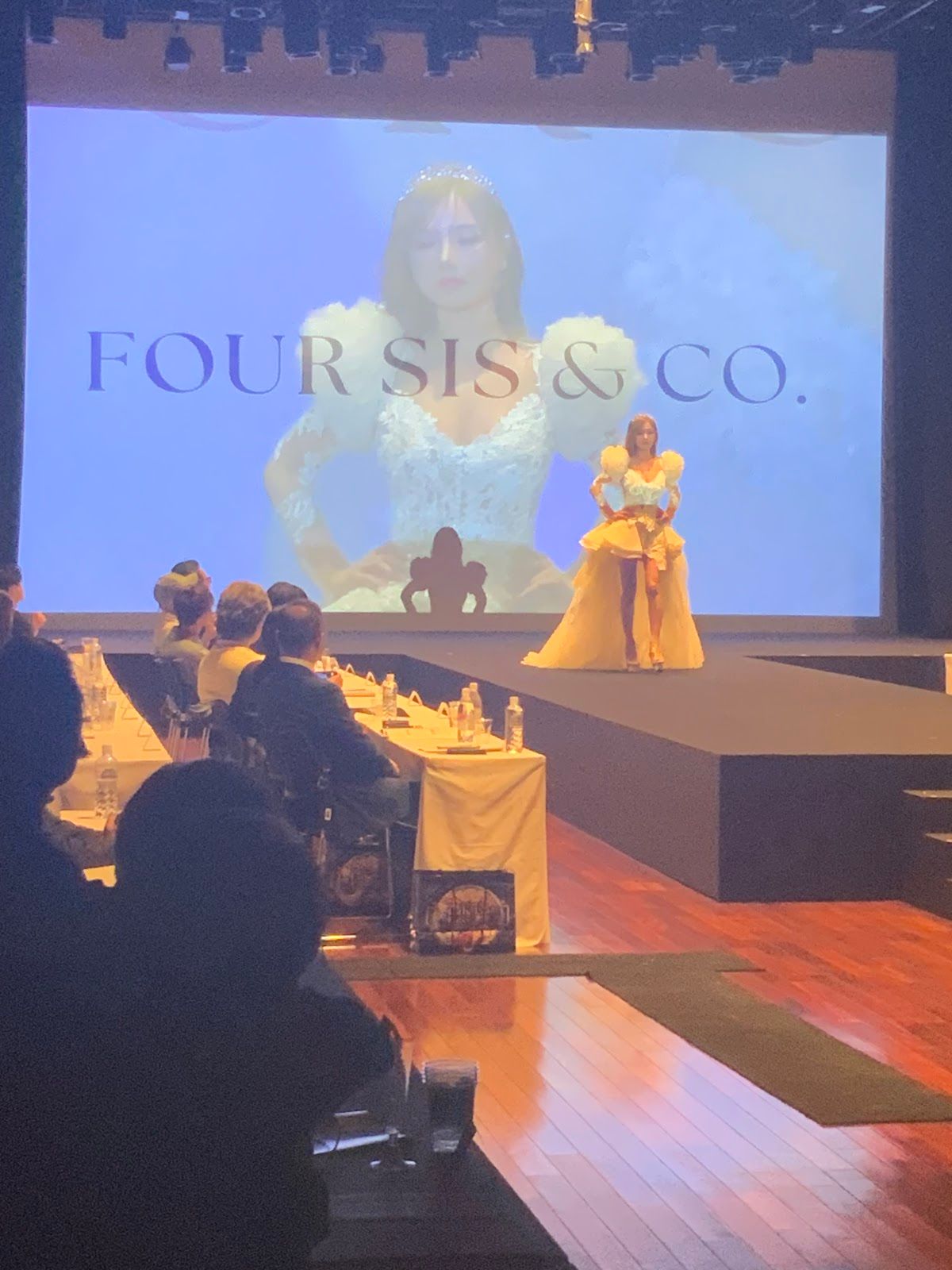 スタートアップから魅了された、華々しいFOUR SIS＆CO.のドレスコレクション