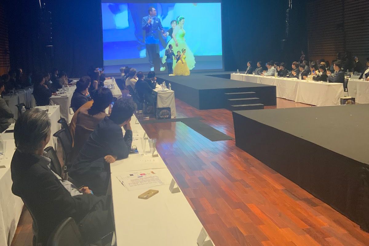 ウエディングシーンを再現した男女のモデルに、会場からは熱い拍手が寄せられた