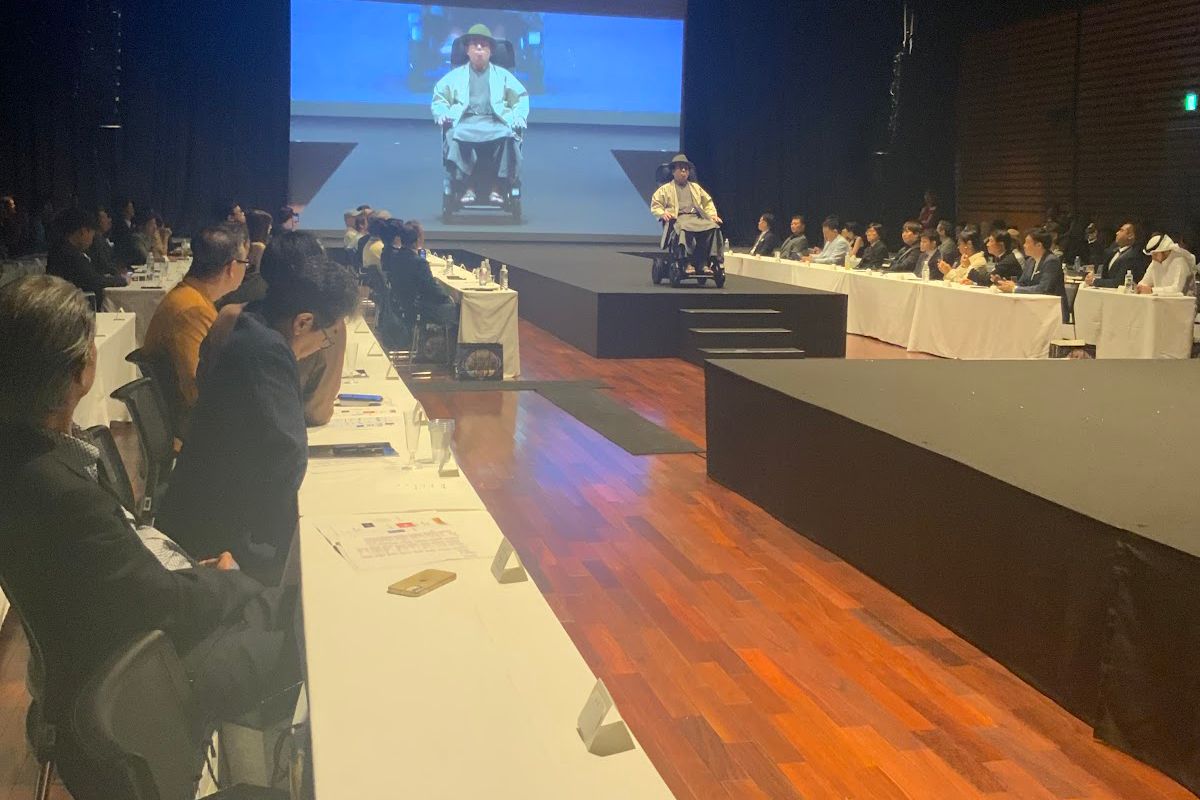 袴とジャケットとのコラボレーションという斬新なスタイルも披露された