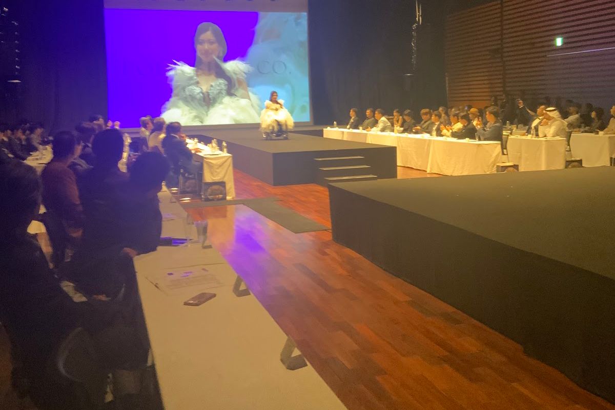 車椅子を操作して可憐に登場したモデルからは、強い意志とハッピーオーラが全開に