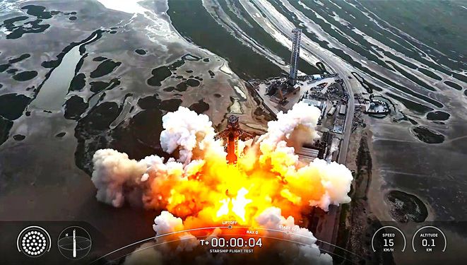 スターシップIFT 10のリフトオフ。ブースターに搭載された33基すべてのラプターエンジンの点火に成功。1分33秒後に1基停止したが、アメリカ湾への着水は無事制御された(c)SpaceX