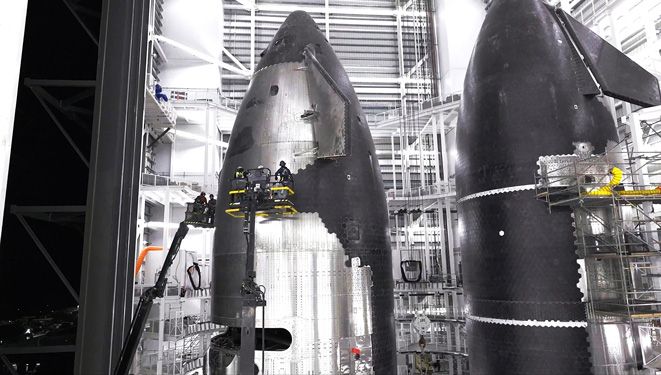 シップに装着されたヒートシールド。大気圏への再突入時にはこの黒い部分が風上側に向けられ、高温なプラズマからステンレス鋼合金の機体を保護する(c)SpaceX