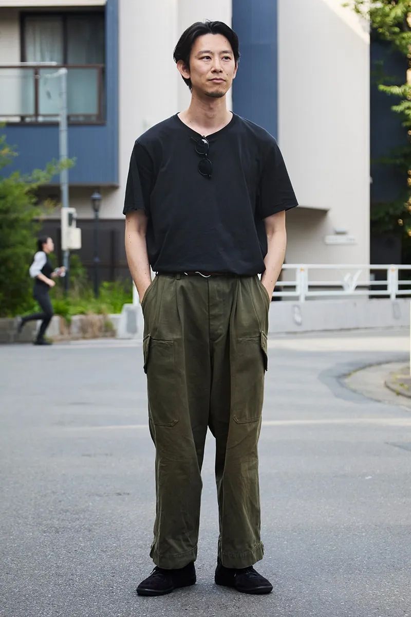 Tシャツ＝ユニクロ　スニーカー＝リプロダクションオブファウンド　ベルト＝トリーレザー